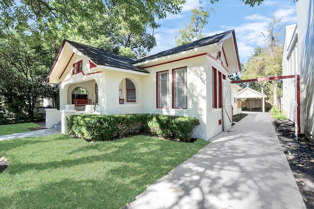 view of front facade with covered porch and a front lawn