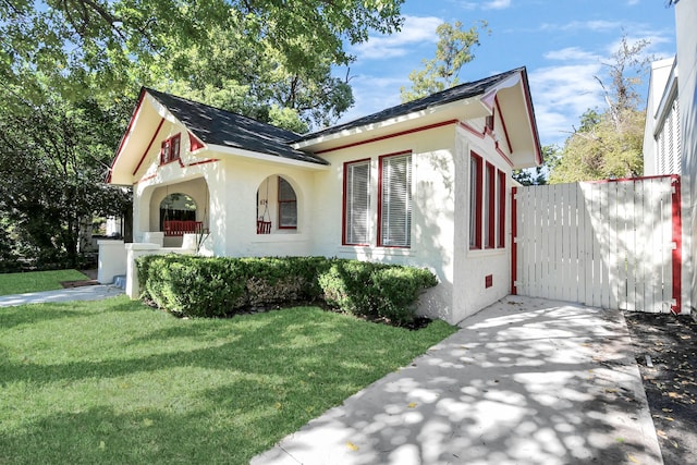 view of front of house featuring covered porch and a front lawn