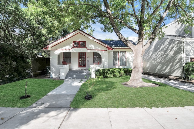 view of front of property featuring a porch and a front yard