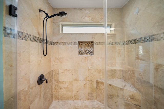 bathroom featuring a tile shower