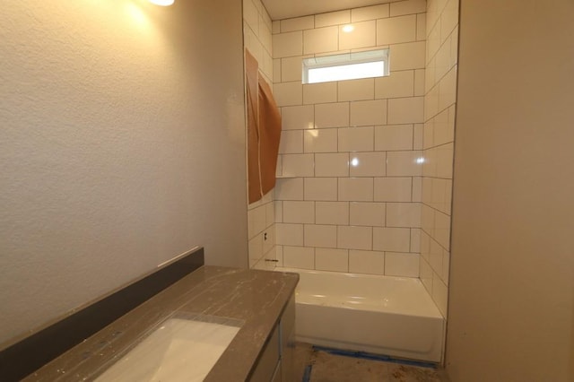 bathroom with tiled shower / bath combo