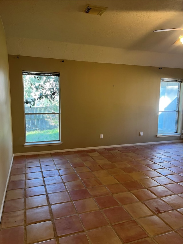 unfurnished room featuring light tile patterned flooring and ceiling fan