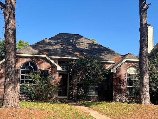 front facade featuring a front yard