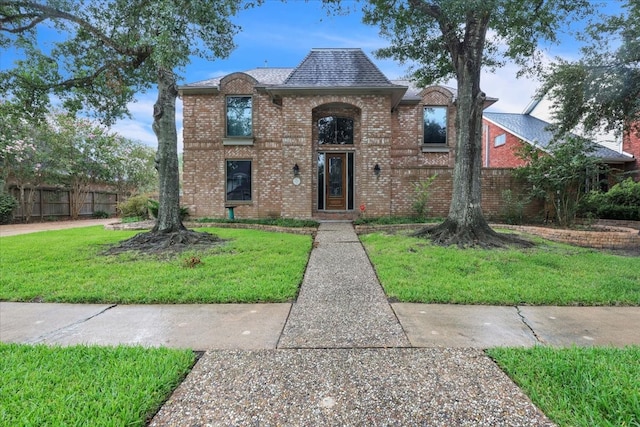 view of front facade featuring a front yard