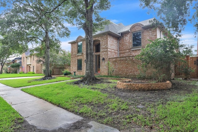 view of front facade with a front yard