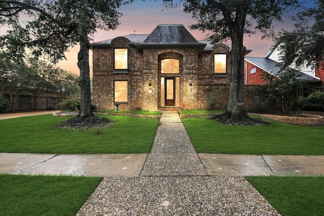 view of front of home featuring a lawn