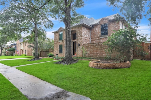 view of front of property featuring a front lawn