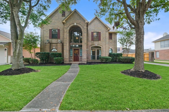 view of front of house featuring a front lawn