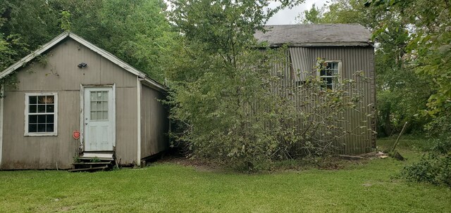 view of outdoor structure featuring a yard