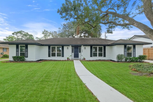 single story home with a front yard