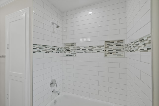 bathroom with tiled shower / bath