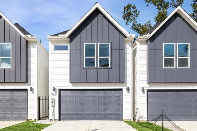 view of front of property featuring a garage