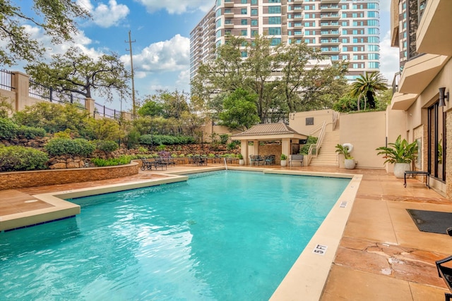 view of swimming pool