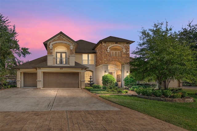 view of front facade with a garage and a yard