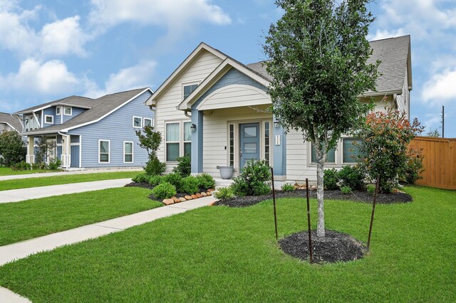 view of front facade featuring a front yard