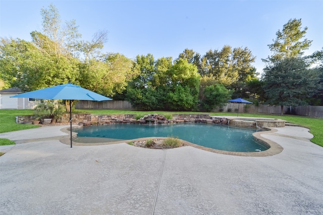 view of swimming pool featuring a patio