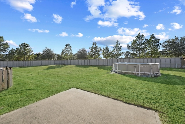 view of yard featuring a fenced in pool