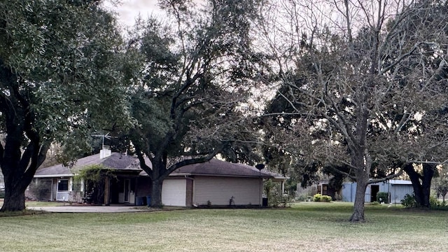 view of front of house featuring a front yard and a garage