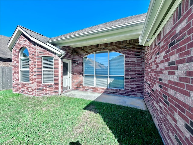 property entrance featuring a lawn