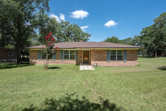 ranch-style home featuring a front lawn