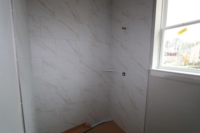 bathroom featuring tiled shower