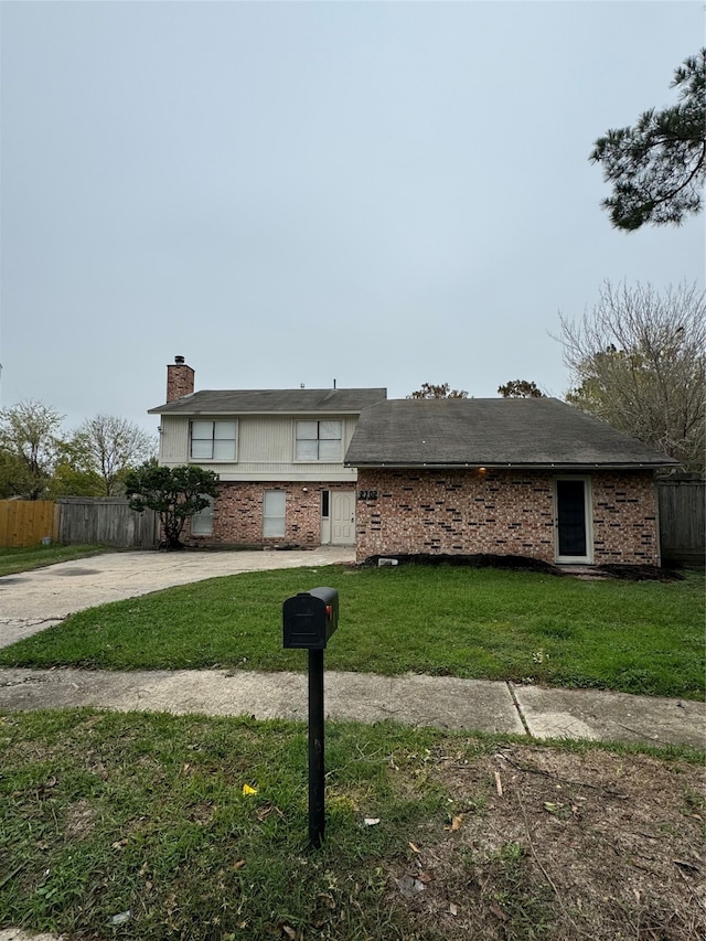 view of front of house featuring a front lawn