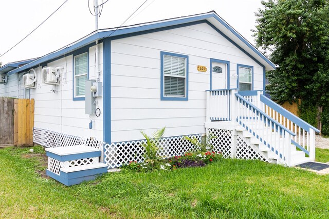 view of front of home featuring a front yard