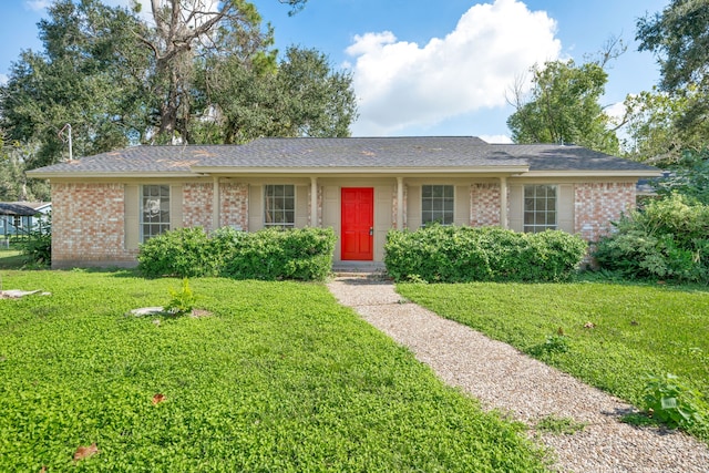 ranch-style home featuring a front lawn