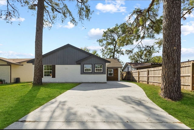 view of front of property with a front yard