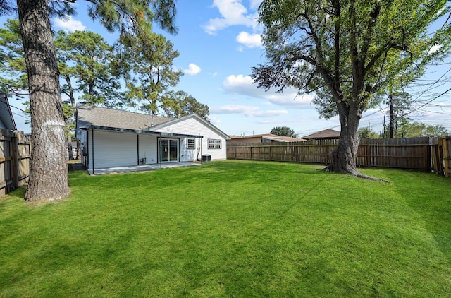 view of yard featuring a patio