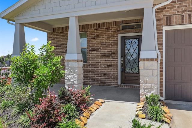 property entrance featuring a porch