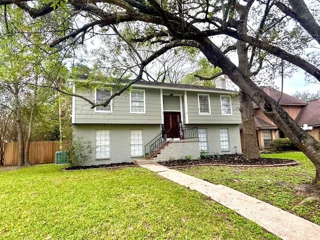 split foyer home featuring a front lawn