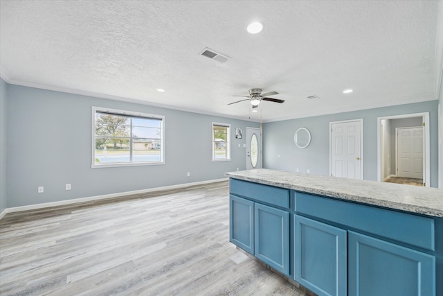 kitchen with crown molding, ceiling fan, blue cabinetry, a textured ceiling, and light hardwood / wood-style floors