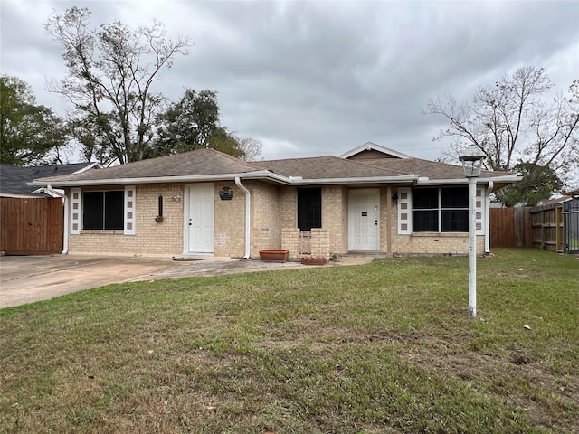 single story home featuring a front lawn