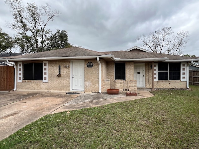 single story home with a front yard