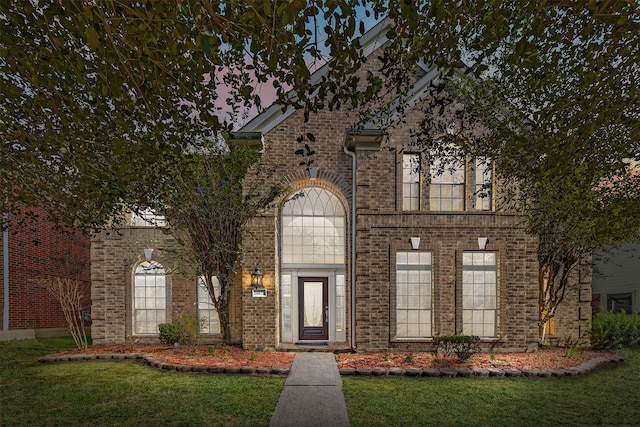 view of front facade with a front lawn