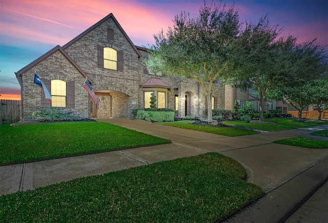 view of front of property featuring a yard