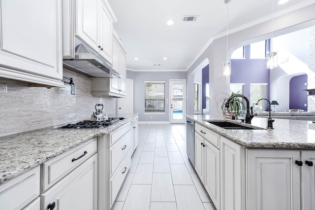 kitchen with plenty of natural light, an island with sink, stainless steel appliances, and sink