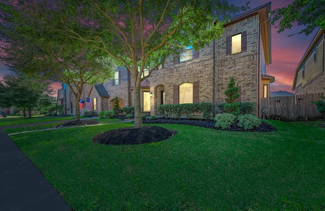 view of front of house featuring a lawn