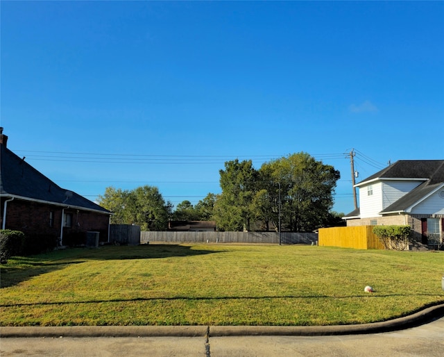 Listing photo 3 for 110 Crest Ct, Stafford TX 77477