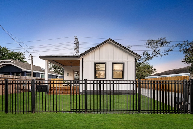 view of front of property featuring a front yard