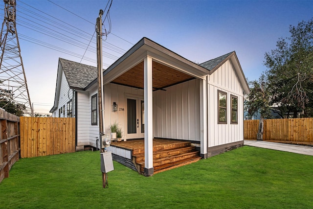 view of front of home featuring a front lawn