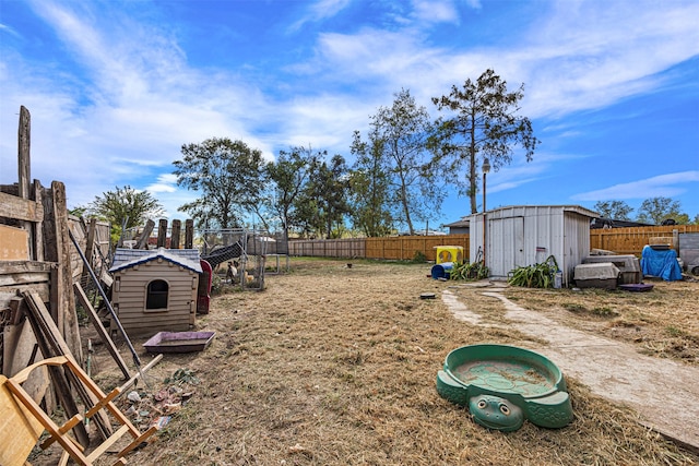 view of yard featuring a storage shed