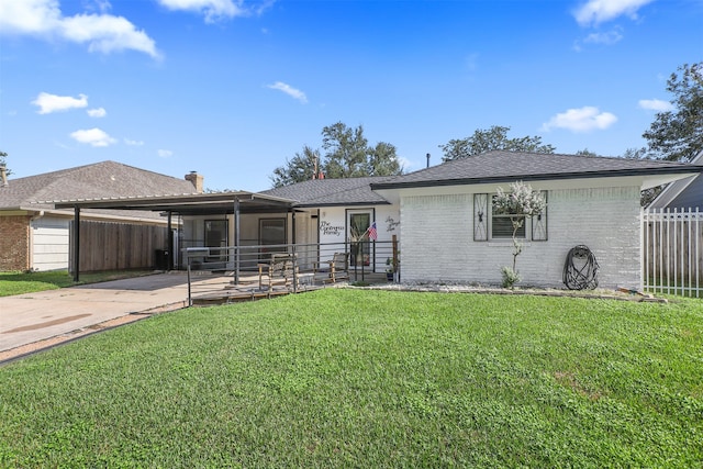 single story home featuring a front lawn