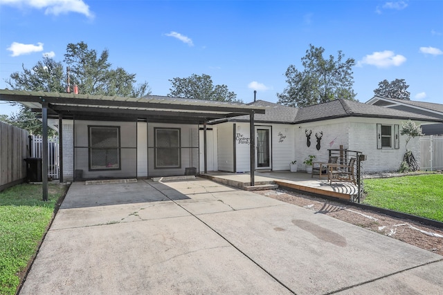 view of front facade with a front yard