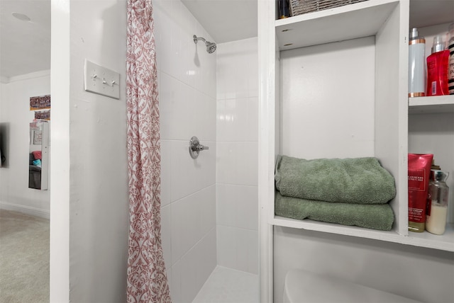 bathroom featuring a shower with shower curtain