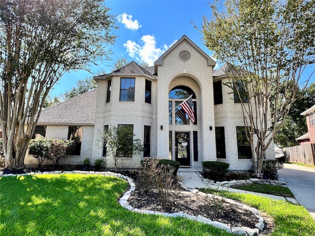 view of front of home featuring a front lawn