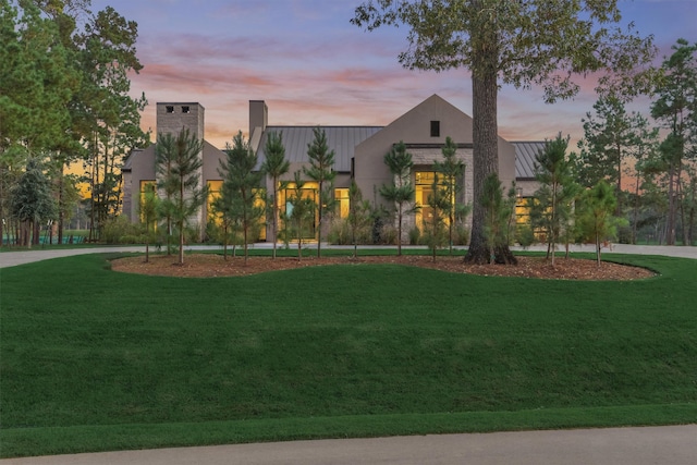 view of front facade with a lawn