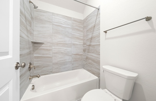 bathroom with tiled shower / bath and toilet