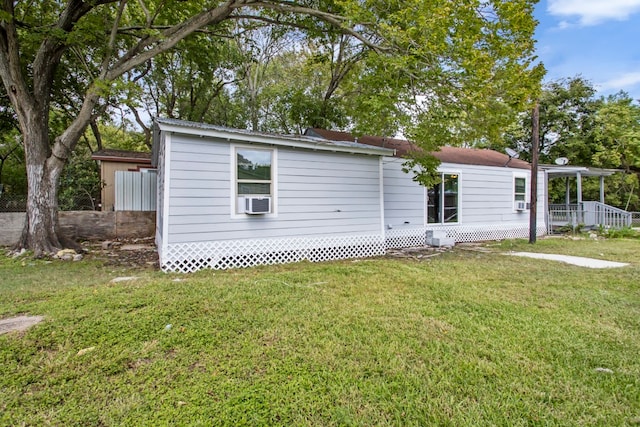 view of front of property featuring a front lawn